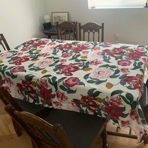 HM home floral tablecloth